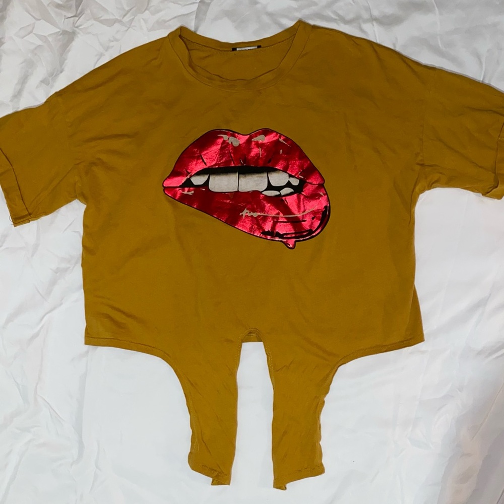 Fashion Nova Red Lip Tie Knot Crop Tee Size L